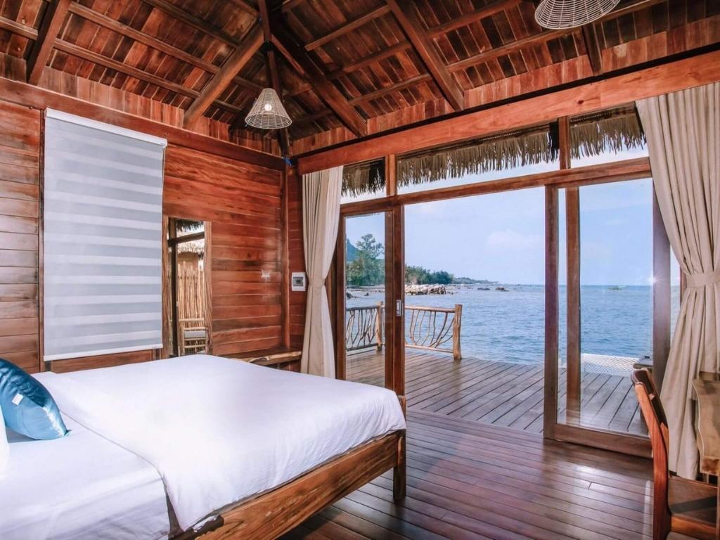 Phòng Overwater Chalet tại Rocks Beach Boutique Phú Quốc 3 sao