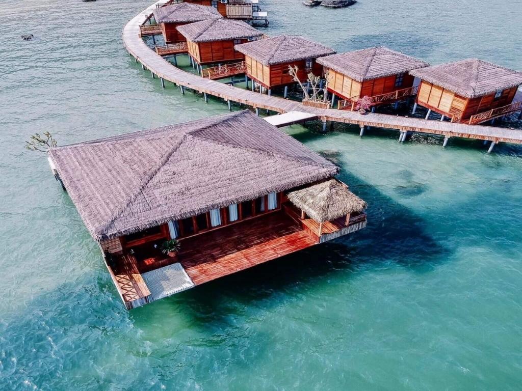 Resort Rocks Beach Boutique nằm trên biển
