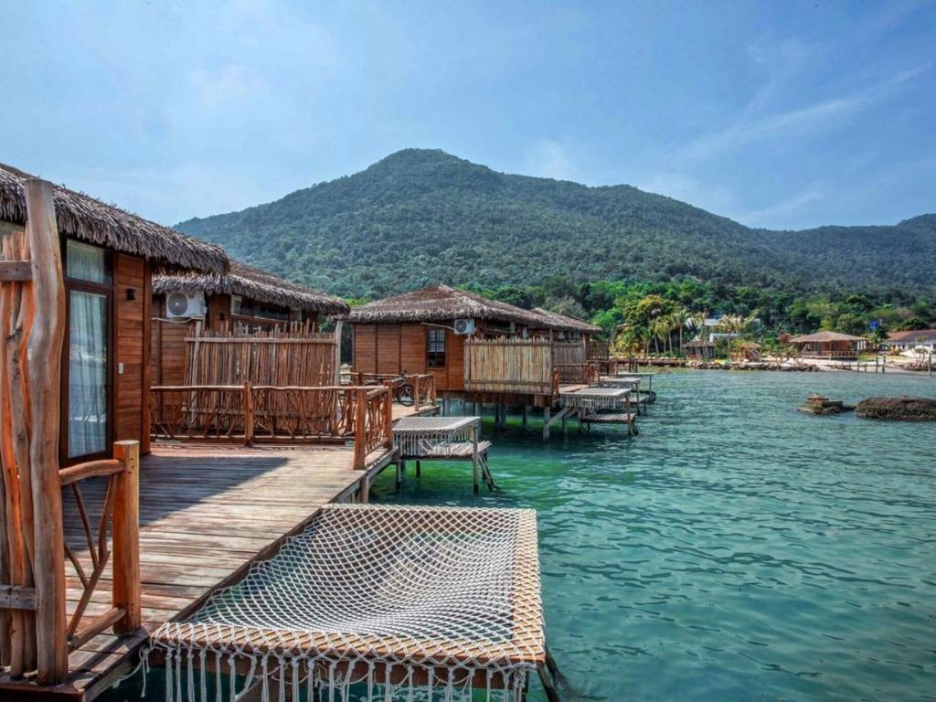 Giường lưới ngoài trời tại Rocks Beach Resort