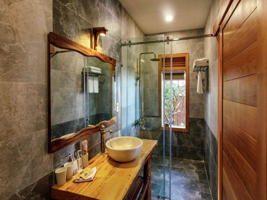 Phòng tắm tại Rocks Beach Boutique Resort 3 sao