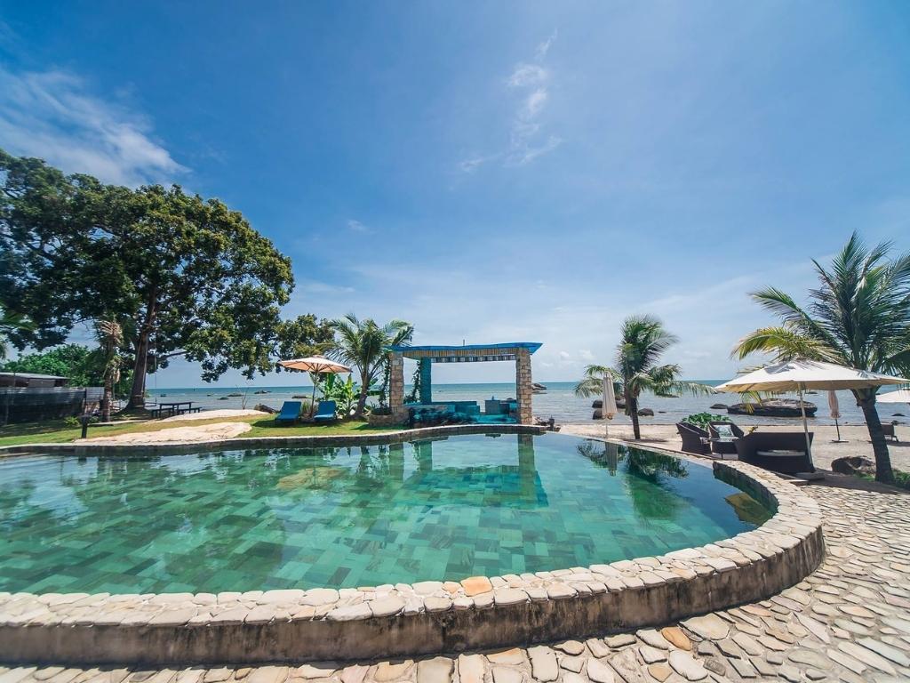 Hồ bơi Ốc Đảo tại khu nghỉ dưỡng Rocks Beach Boutique 3 sao