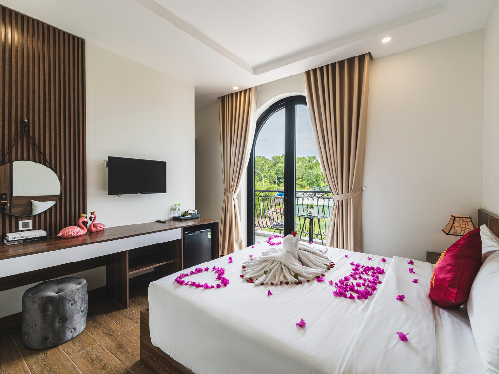 Phòng Deluxe Double Balcony Rosa Phú Quốc Hotel