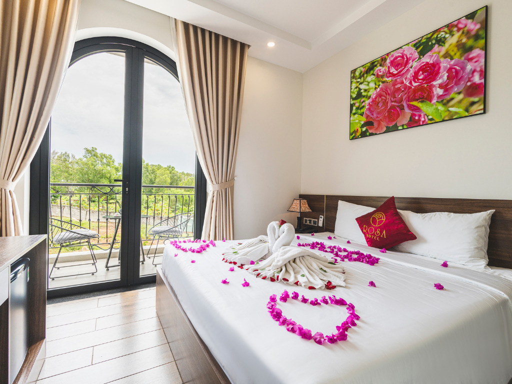 Phòng Deluxe Double Balcony Tại Rosa Hotel Phú Quốc