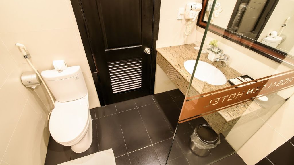 Phòng vệ sinh khép kín với đầy đủ tiện nghi