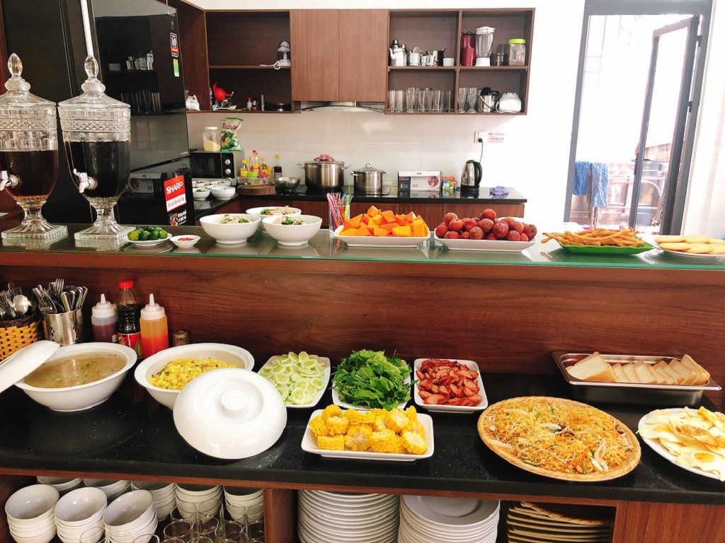 Quầy thức ăn tại Rosy Halong Hotel 3*