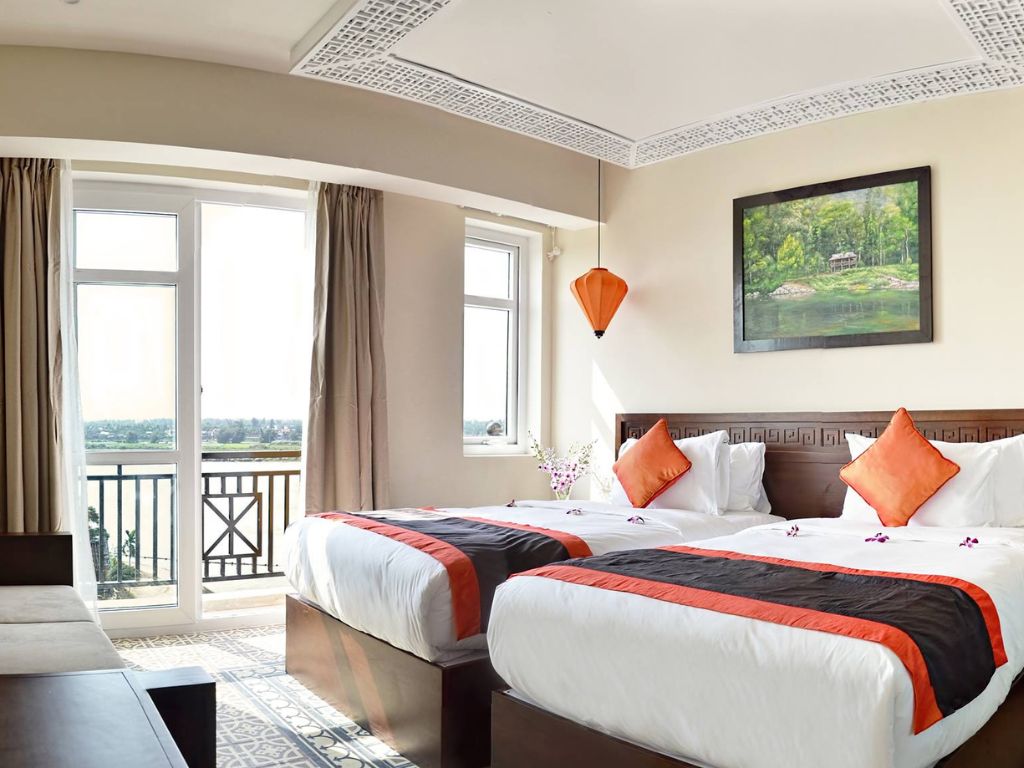 Phòng Junior Suite River tại khách sạn Royal Riverside Hội An 4*