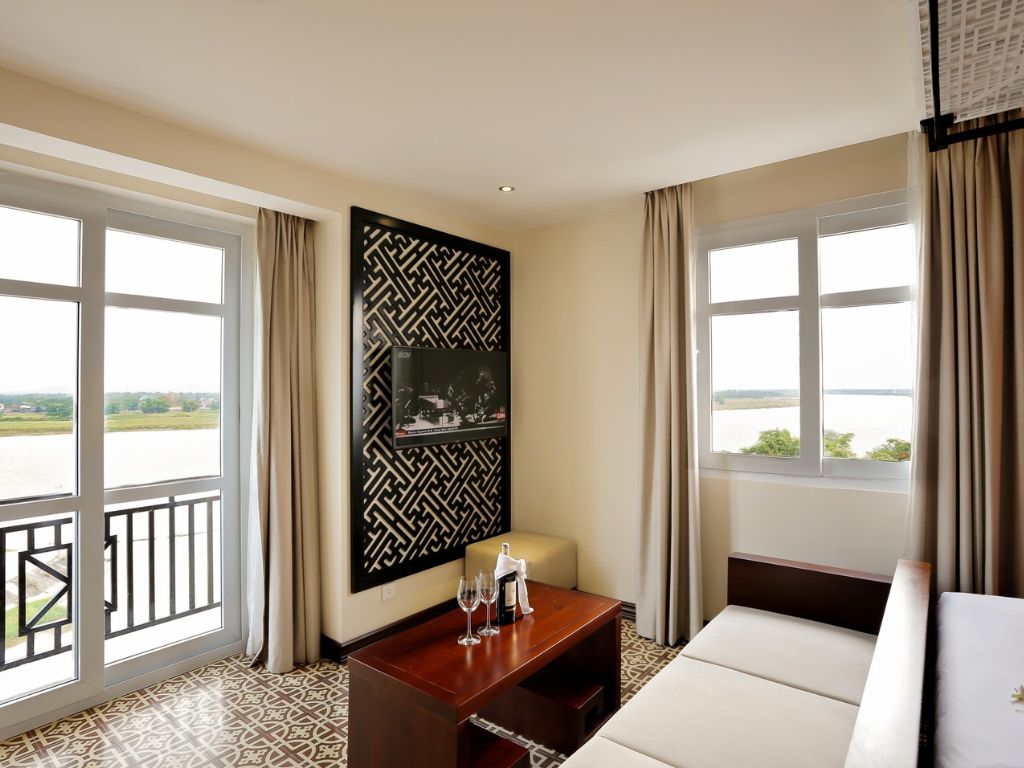 Phòng Junior Suite Waterfront tại Royal Riverside 4*