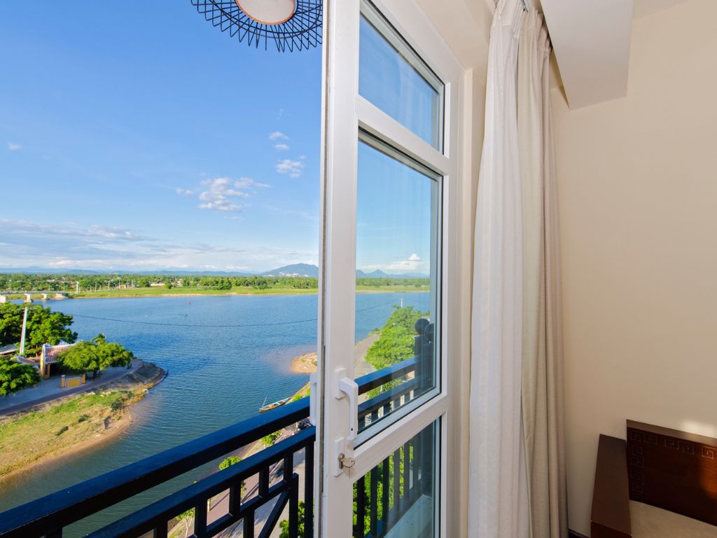 Phòng Junior Suite River tại 4* Royal Riverside