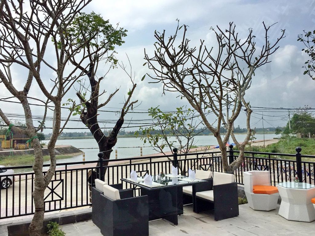 Cà phê ngoài trời tại Hotel Royal Riverside Hội An