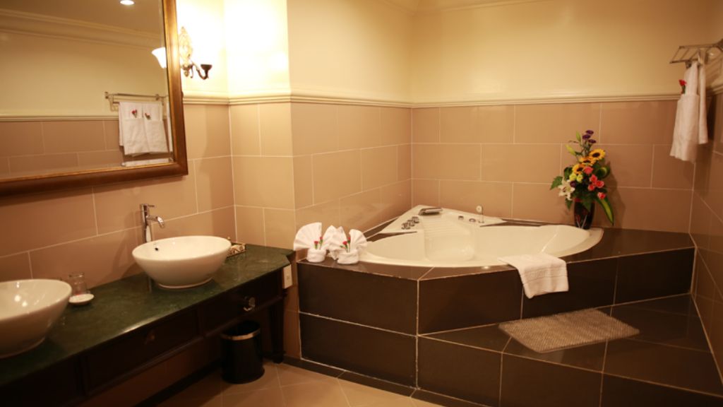 Phòng vệ sinh ấm cúng với bồn tắm sục hiện đại
