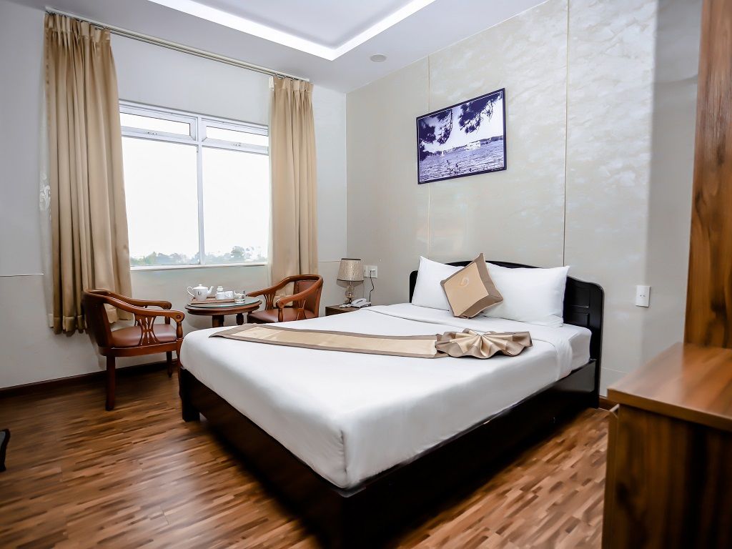 Phòng Deluxe Double tại khách sạn 2* Sandals Bảo Lộc Hotel