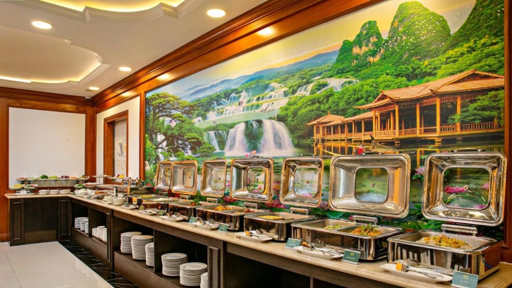 Khu vực buffet nhà hàng khách sạn Santa Luxury