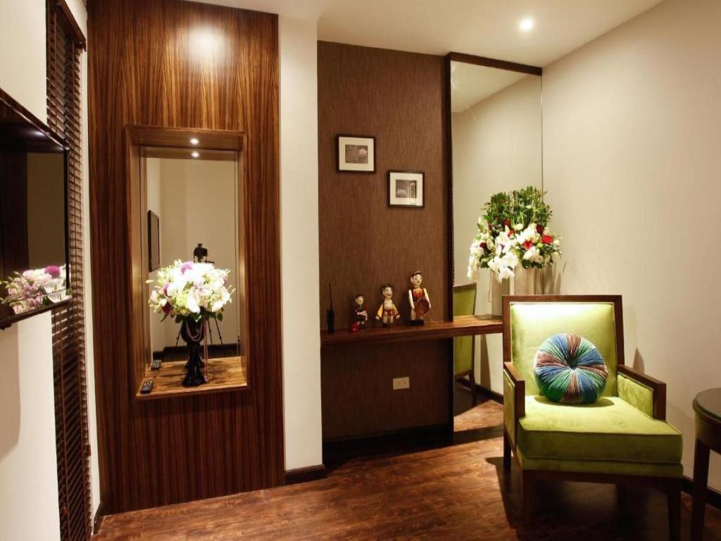 Phòng King Suite with Balcony Sạp Hotel 3* Hanoi