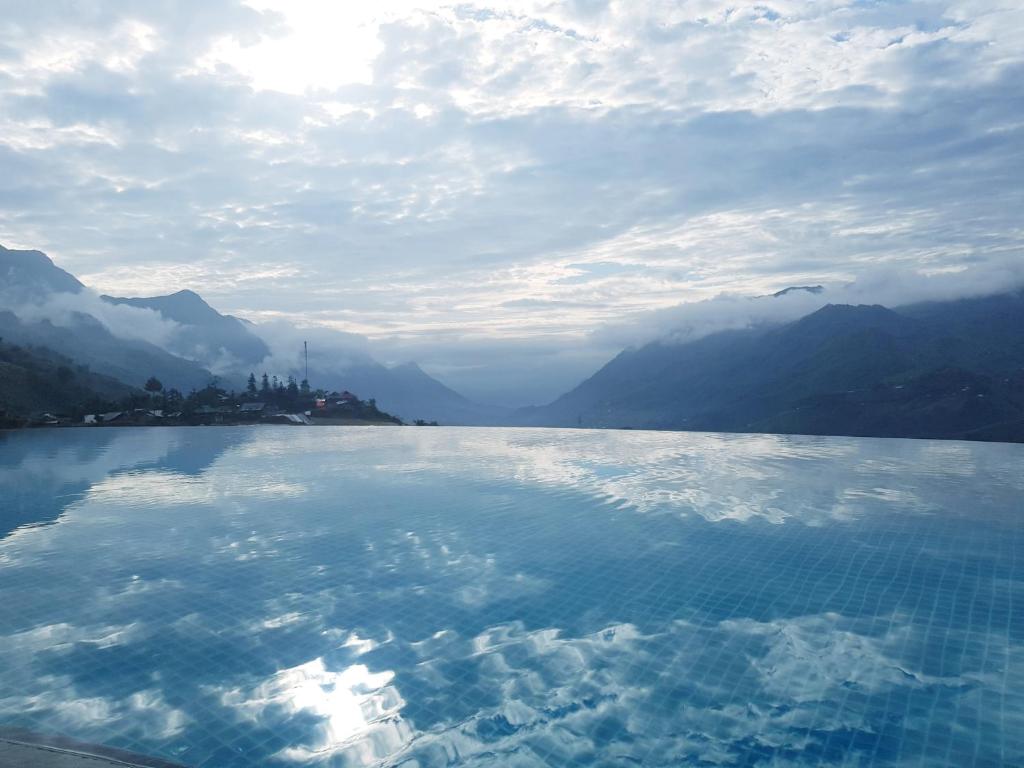 Bể bơi vô cực ngoài trời