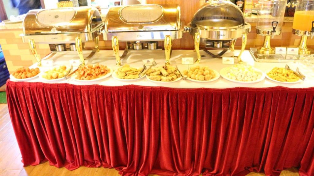 Quầy phục vụ buffet của nhà hàng