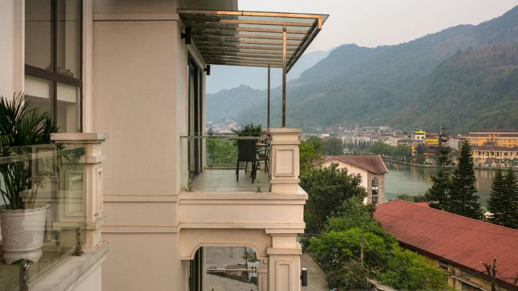 Tầm nhìn từ ban công phòng khách sạn