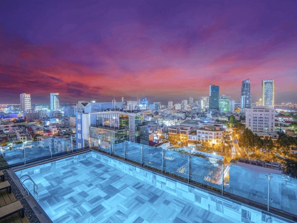 Bể bơi ngoài trời tại khách sạn Seahorse Đà Nẵng