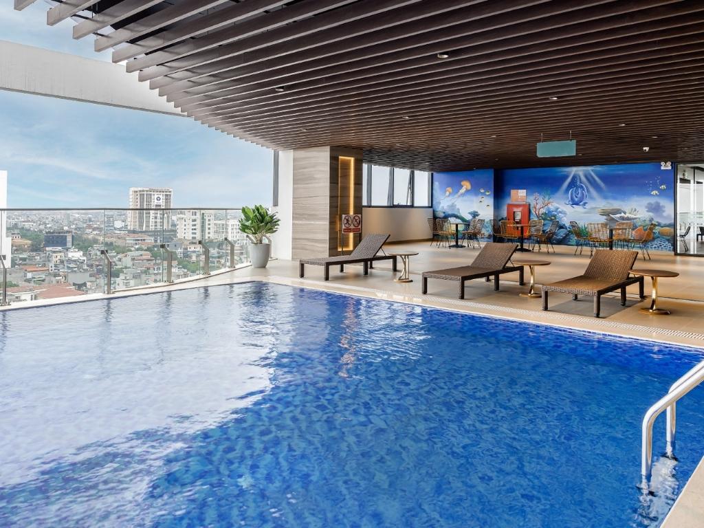 Bể bơi vô cực tại khách sạn Selegend 4 sao