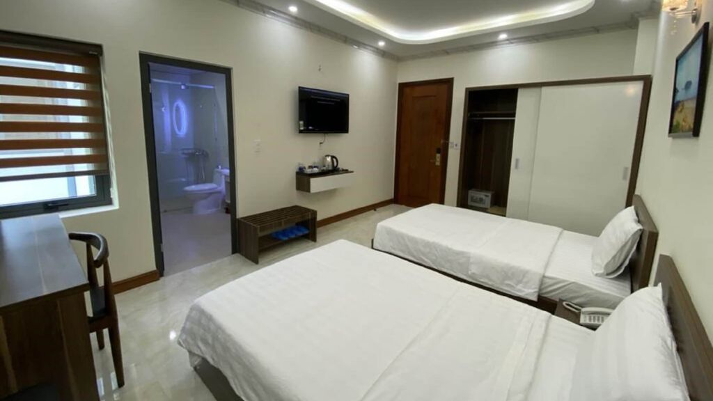 Tiện nghi đầy đủ, phòng có bàn làm việc