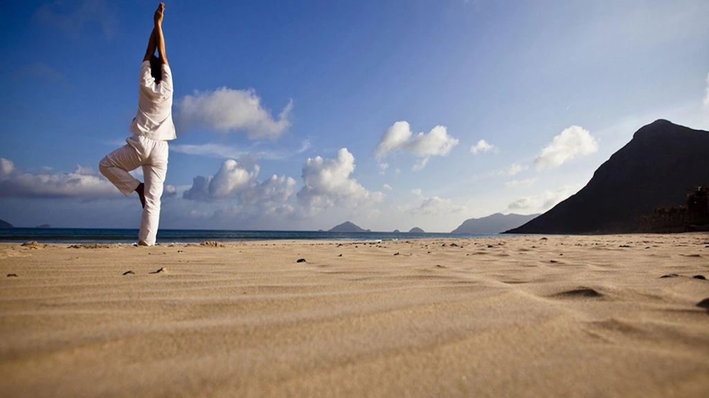 Tập yoga trên bãi biển vào buổi sáng