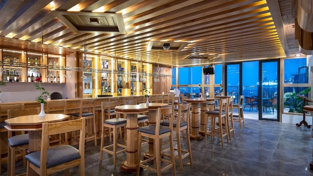 Sky Bar với tầm nhìn xuống thành phố