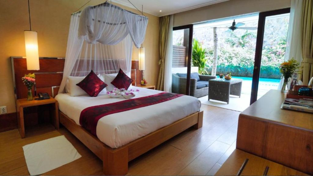 Không gian thoáng, cửa hướng hồ bơi