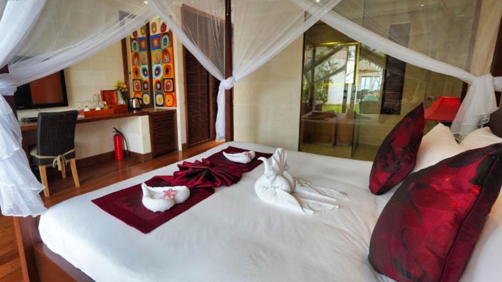 Phòng Suite Hướng Hồ Bơi