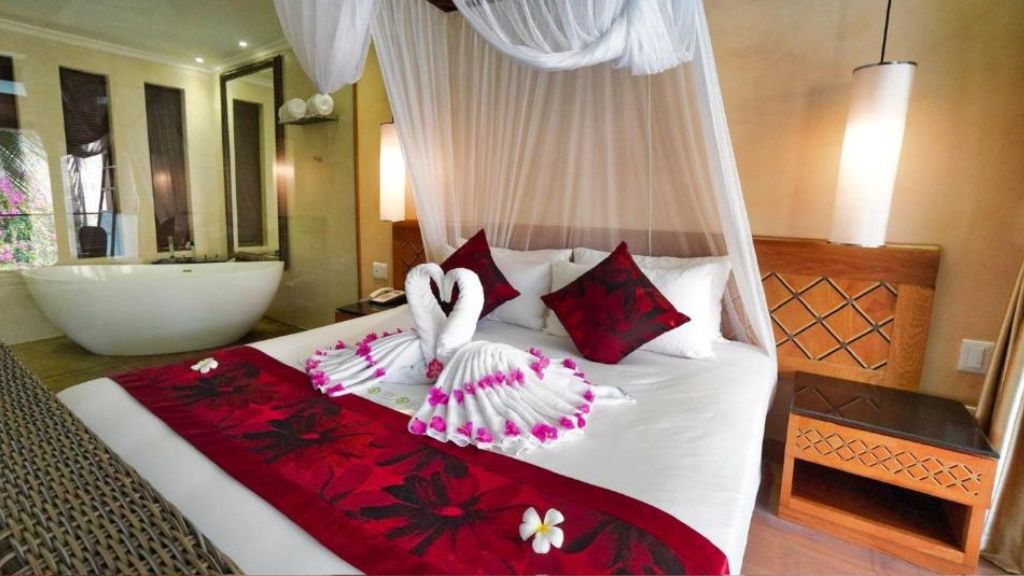 Giường ngủ rộng, phòng có bồn tắm