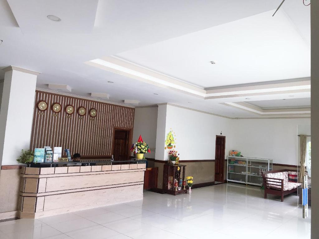 Lễ Tân Khách Sạn Tân Hoàng Gia Phú Quốc