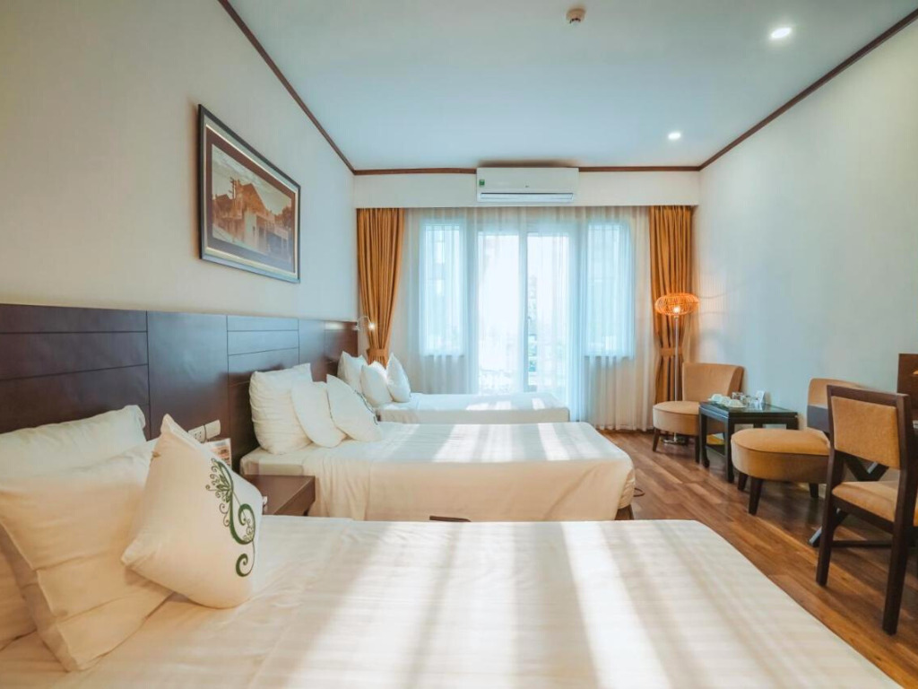 Phòng Deluxe Triple tại Thang Long Opera Hanoi Hotel 4*