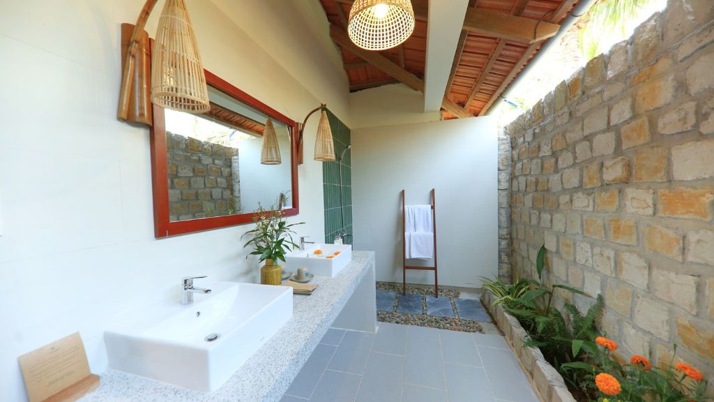 Phòng tắm đứng với không gian xanh mát