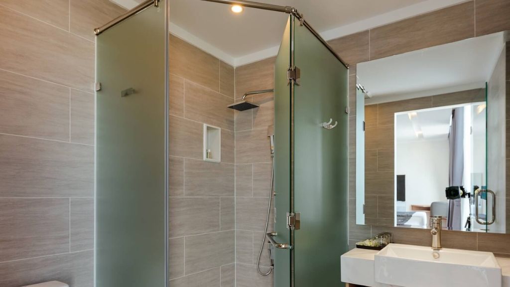 Phòng tắm đứng thiết kế tinh tế