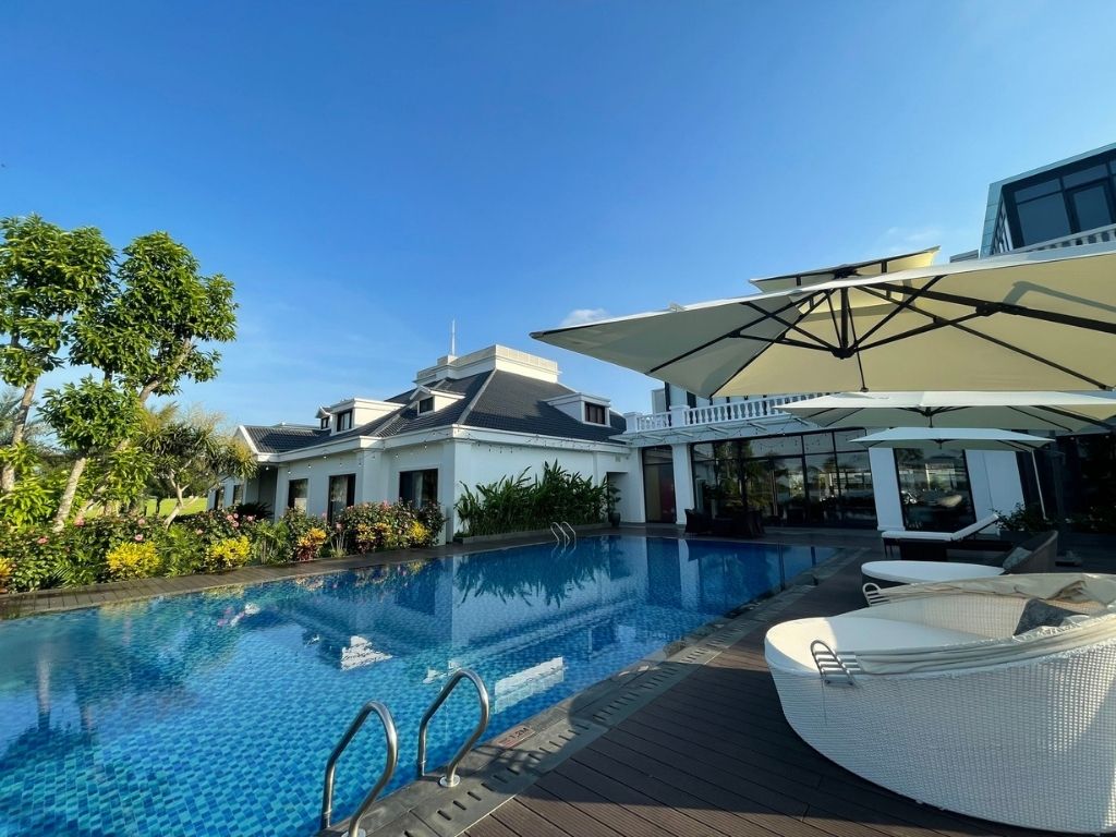 Hồ bơi tại The Five Resort & Villas Ninh Bình