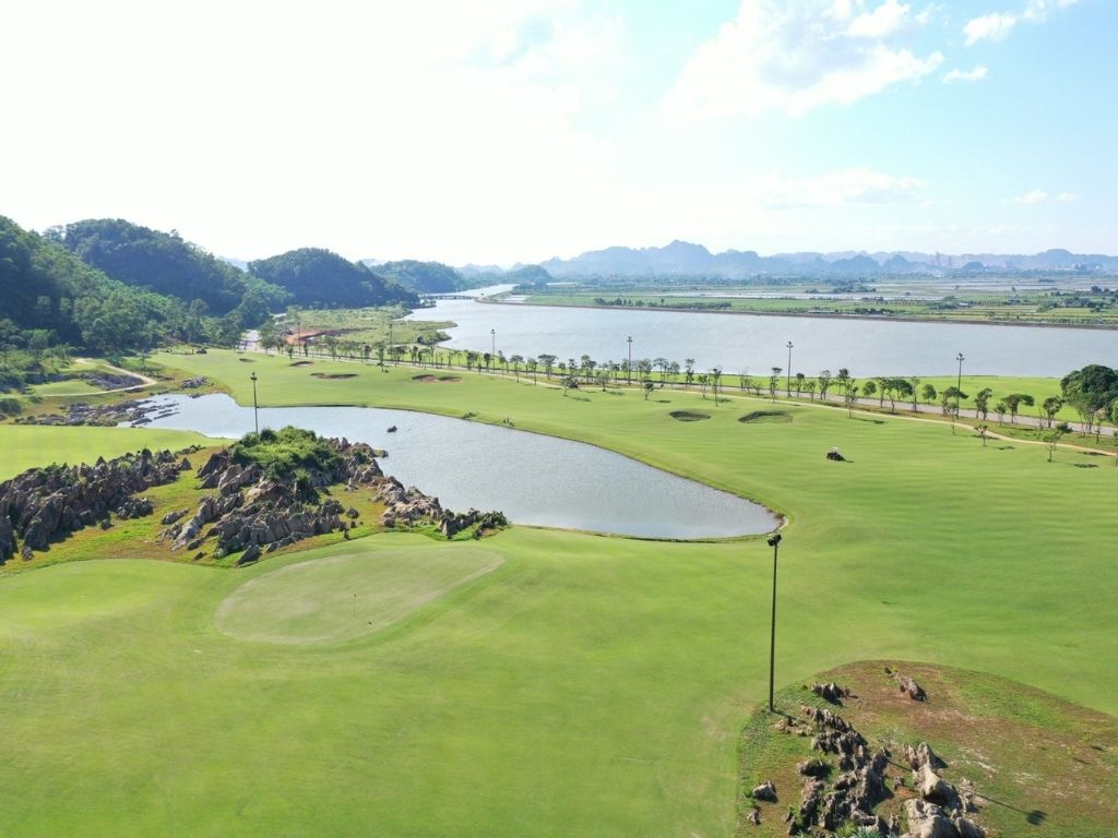 Sân golf tại nghỉ dưỡng The Five Ninh Bình