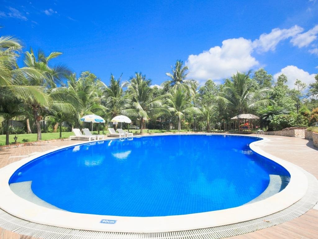 Bể bơi ngoài trời tại The Garden House Phú Quốc Resort 3 sao