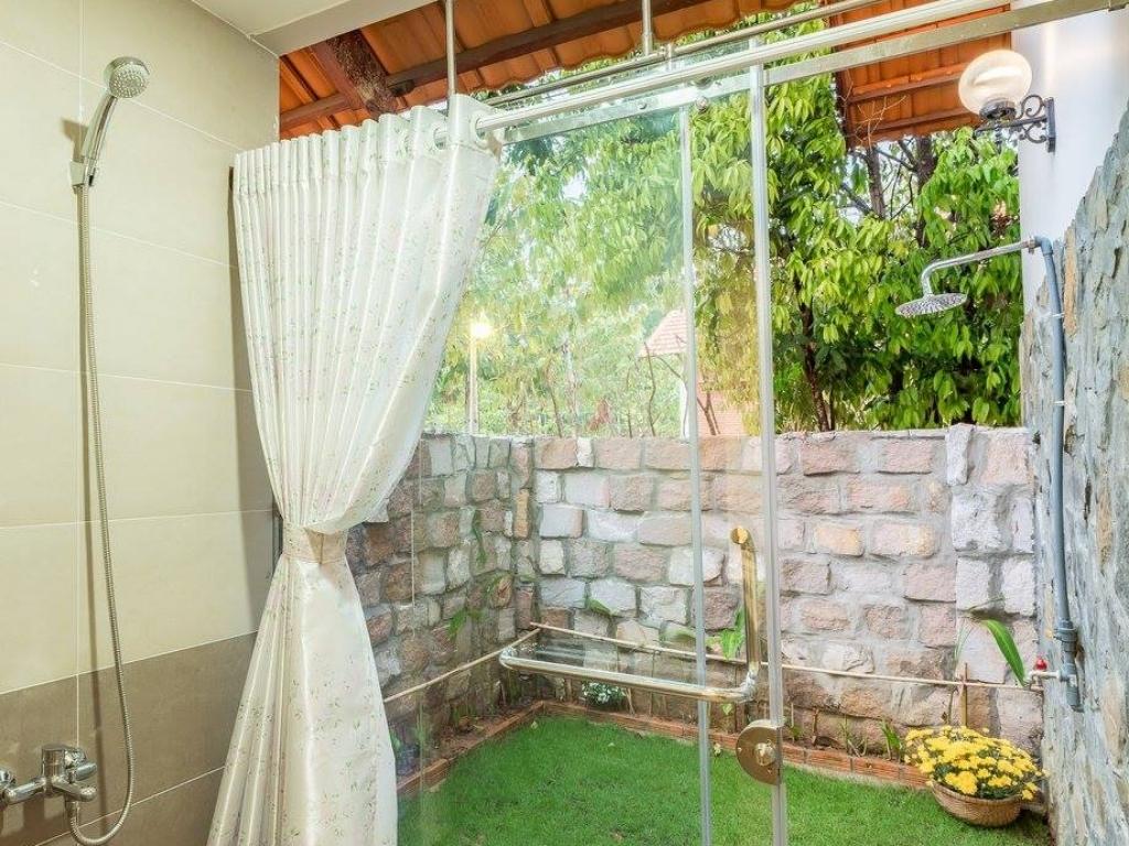 Phòng tắm ngoài trời tại The Garden House Phú Quốc