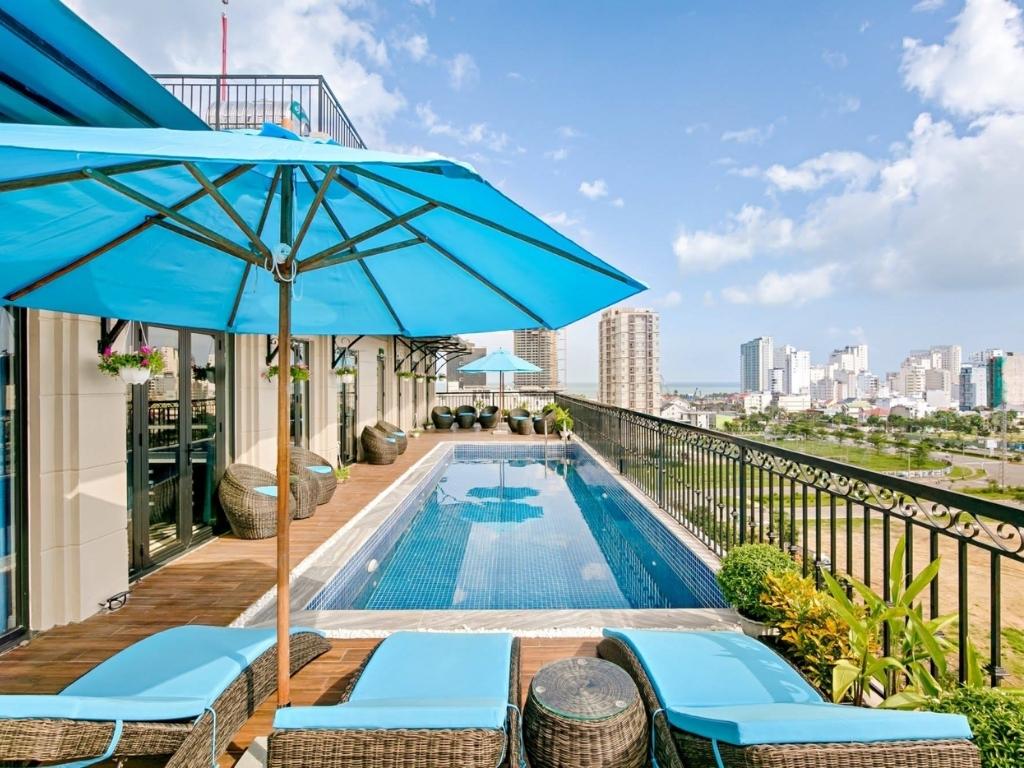 Hồ bơi tại The Herriott Hotel & Suite Đà Nẵng