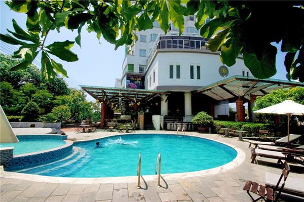 Bể bơi The Light Hotel & Resort Nha Trang