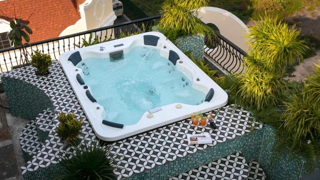 Bể Jacuzzi massage