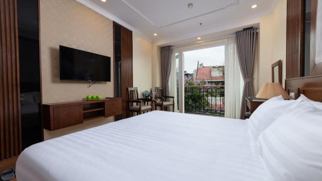 Không gian phòng Junior Suite Double Room With Balcony của The West Hotel & Spa Hà Nội