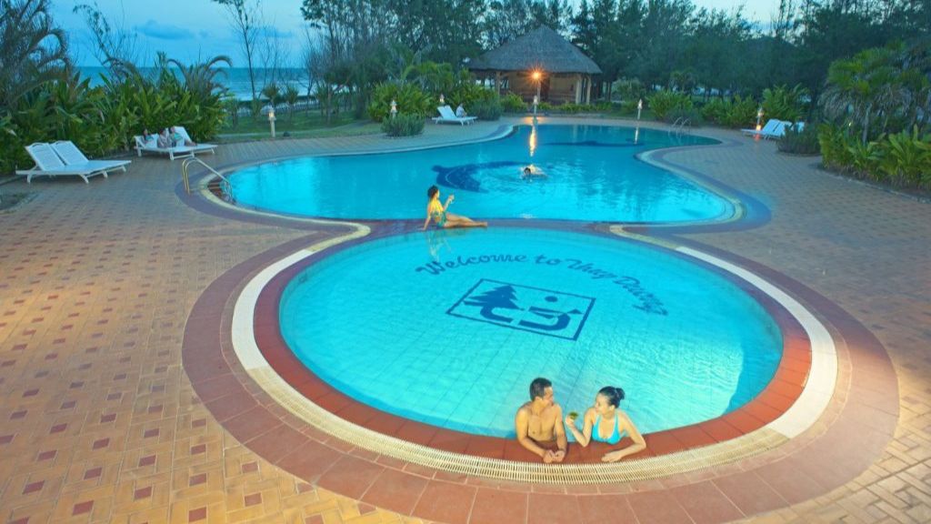 Bể bơi tại resort