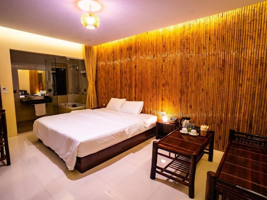 Phòng Có Giường Siêu Lớn Nhìn Bể Bơi Trang An Retreat