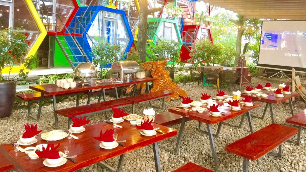 Không gian bên ngoài của nhà hàng 