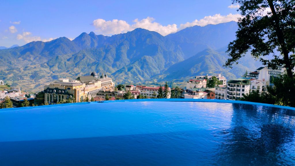 Bể bơi vô cực với tầm nhìn dãy Hoàng Liên Sơn 