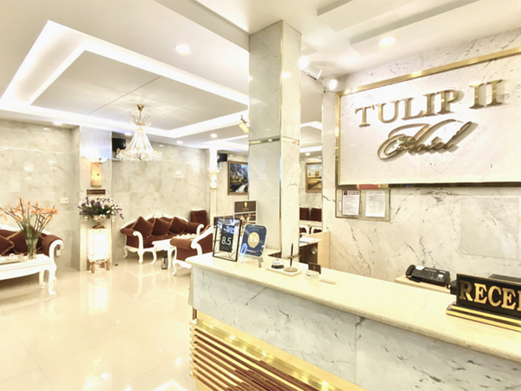 Lễ tân Tulip Hotel 2 Đà Lạt png