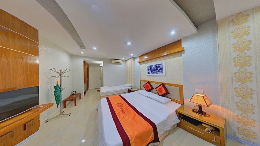 Phòng được thiết kế với màu nâu gỗ chủ đạo