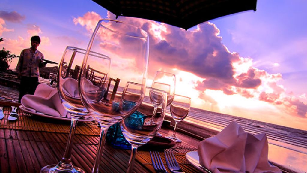 Nhà hàng view biển tại resort