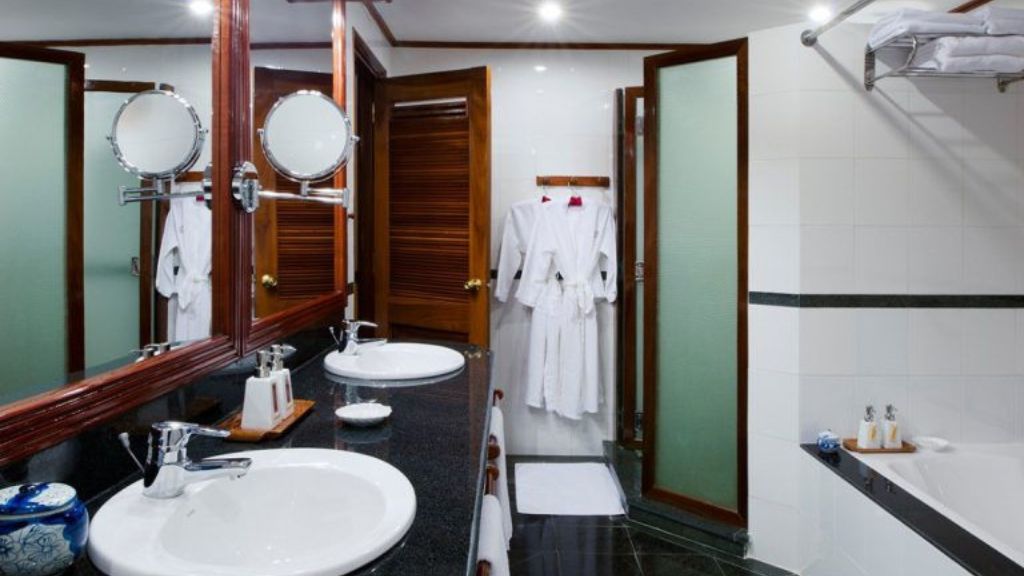 Phòng tắm sang chảnh Colonial Suite