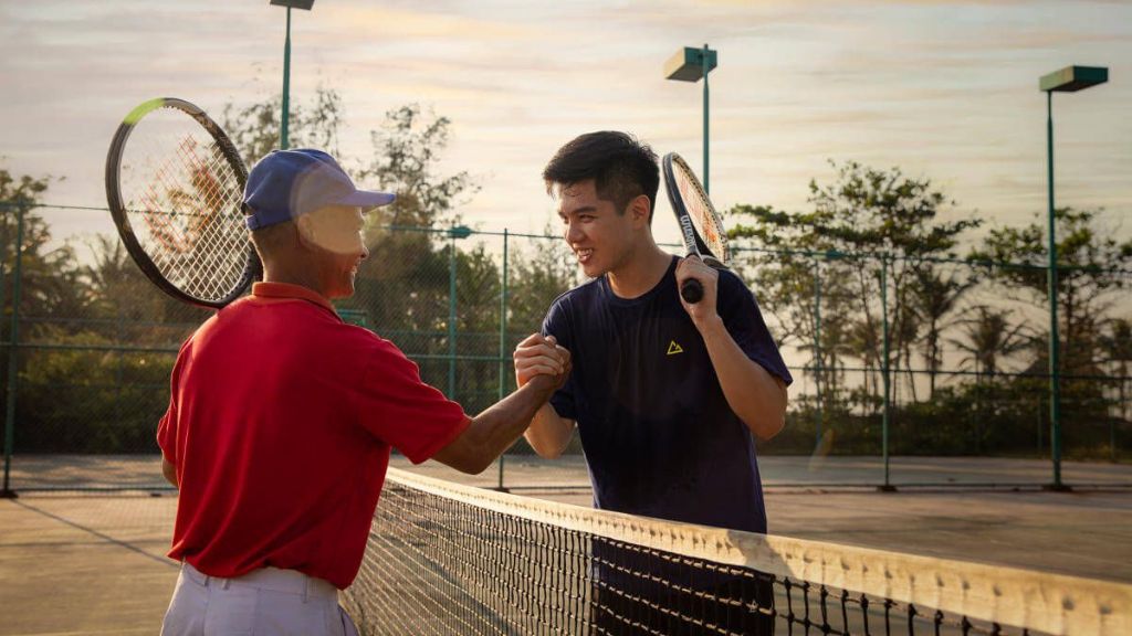 Sân tennis rộng rãi