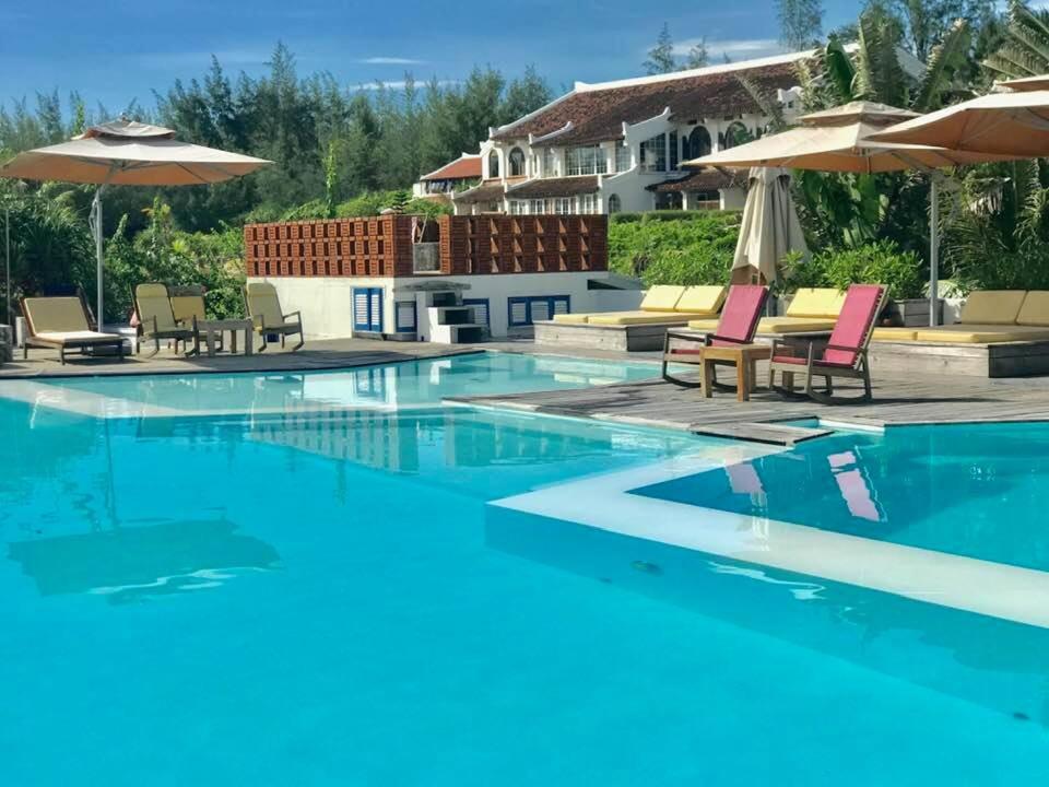 Bể bơi Villa Louise Beach Resort Huế